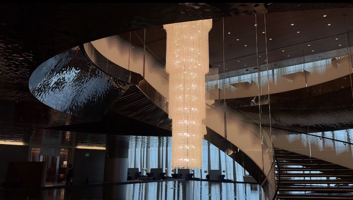 A chandelier through the height of the room, Al Mourjan Lounge, Hamad International Airport, Doha