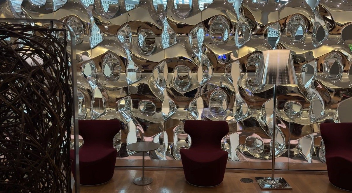 A metallic wall, holding the light, Al Mourjan Lounge, Hamad International Airport, Doha