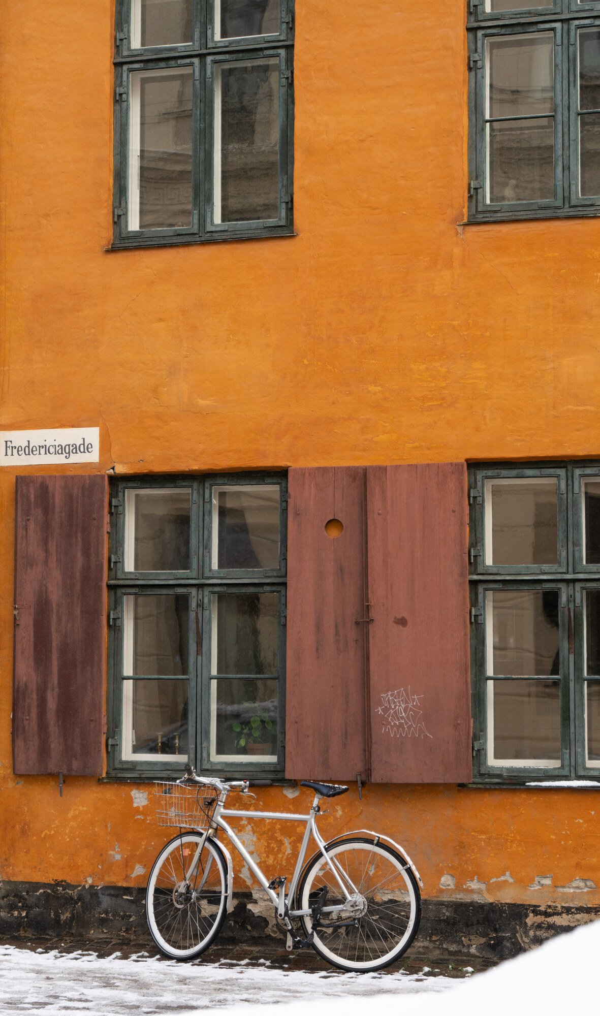The city returns, more organised than the room it surrounds, Apotek 57 cafe interior, Copenhagen