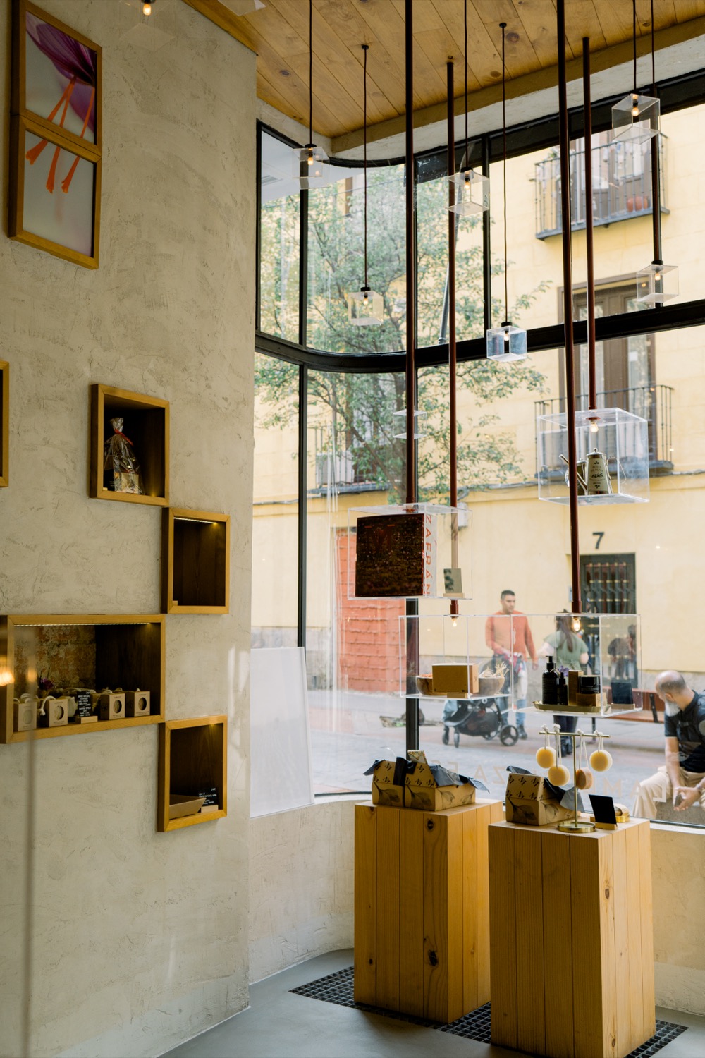 Interior display, suspended objects, Madrid